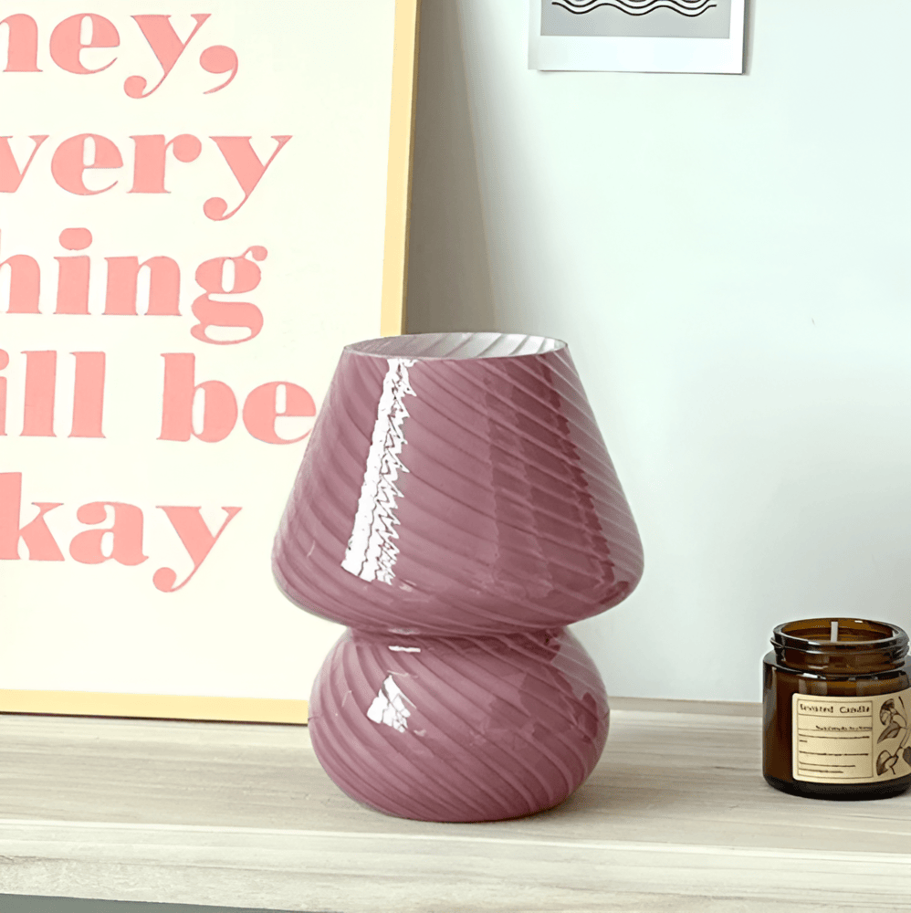 Striped Glow - En Handblåst Bordslampa i Randigt Glas