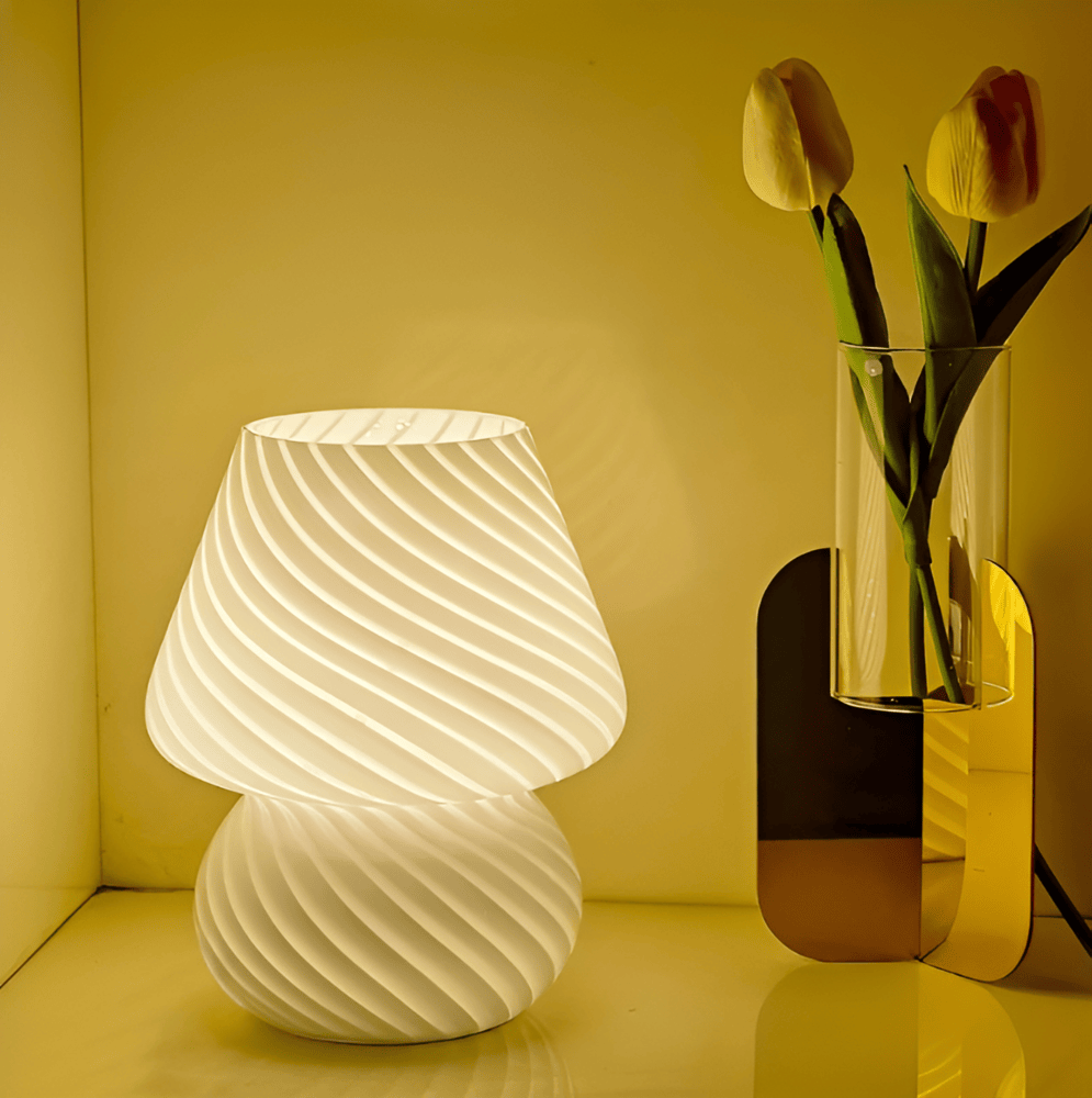Striped Glow - En Handblåst Bordslampa i Randigt Glas
