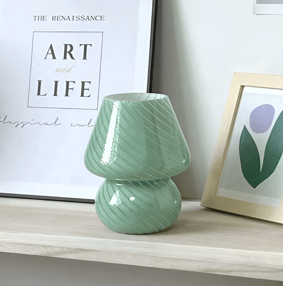 Striped Glow - En Handblåst Bordslampa i Randigt Glas