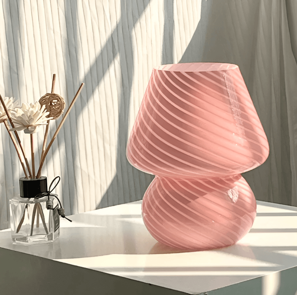 Striped Glow - En Handblåst Bordslampa i Randigt Glas