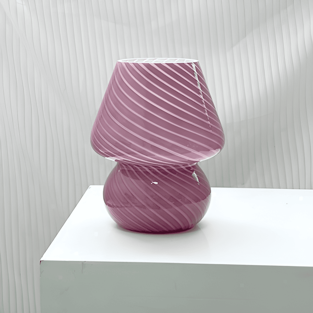 Striped Glow - En Handblåst Bordslampa i Randigt Glas