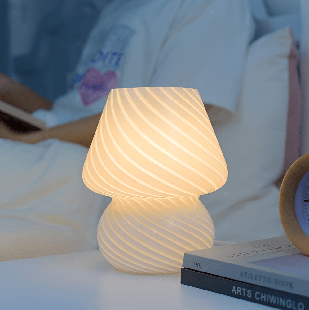 Striped Glow - En Handblåst Bordslampa i Randigt Glas