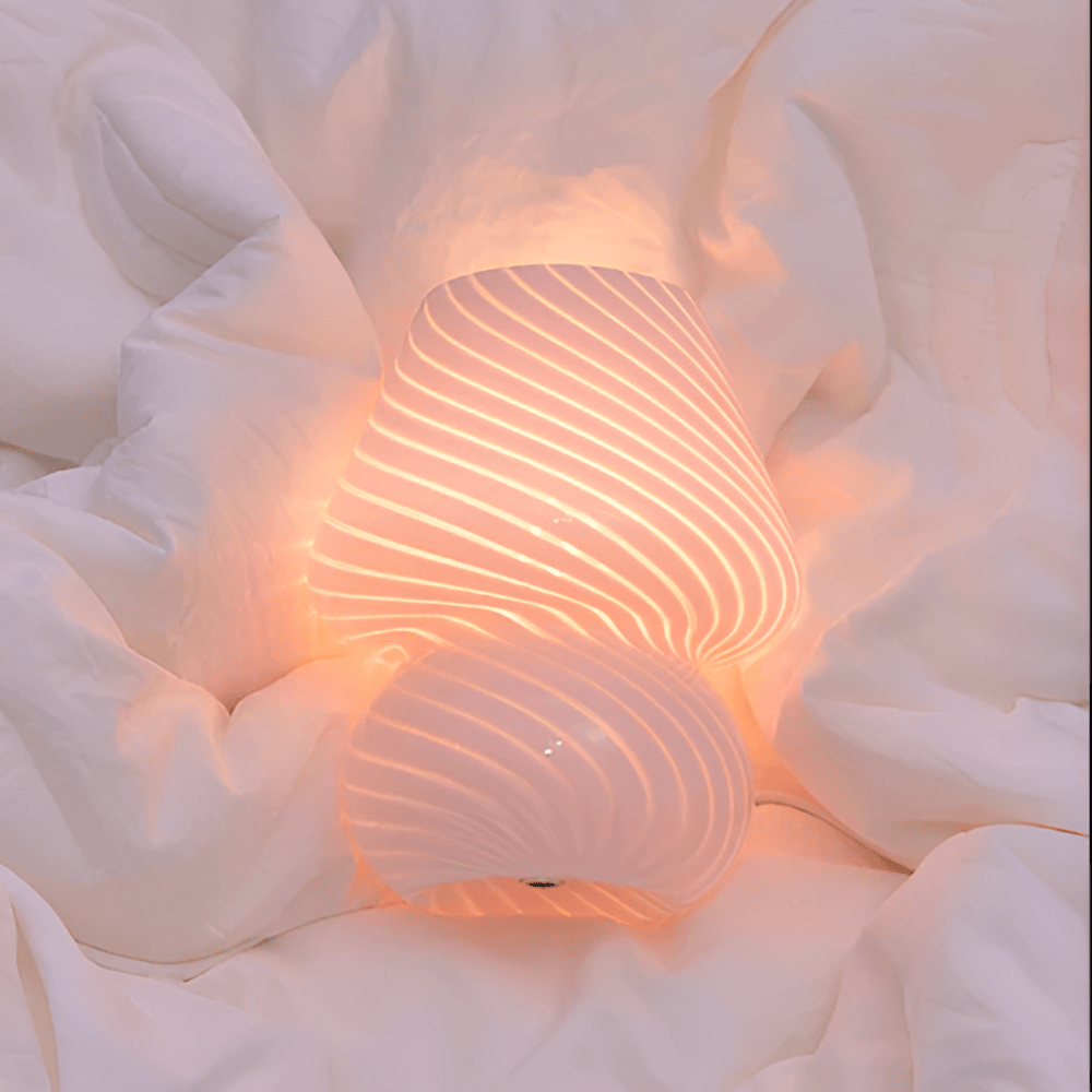 Striped Glow - En Handblåst Bordslampa i Randigt Glas