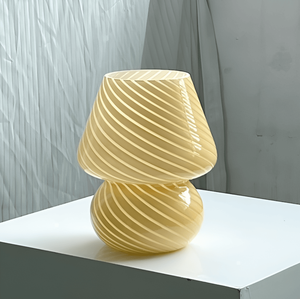Striped Glow - En Handblåst Bordslampa i Randigt Glas