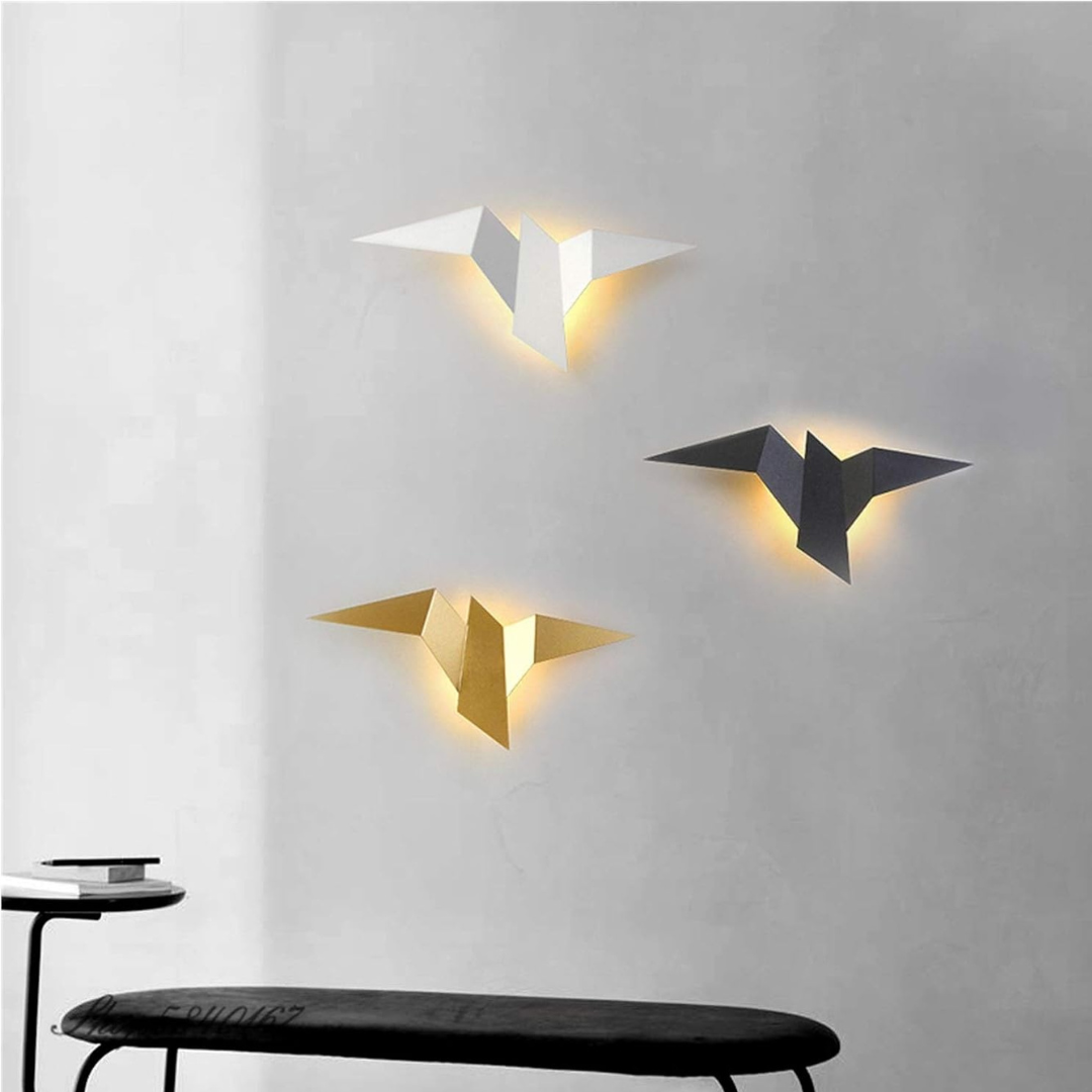 Närbild av vägglampans veckade origamidesign