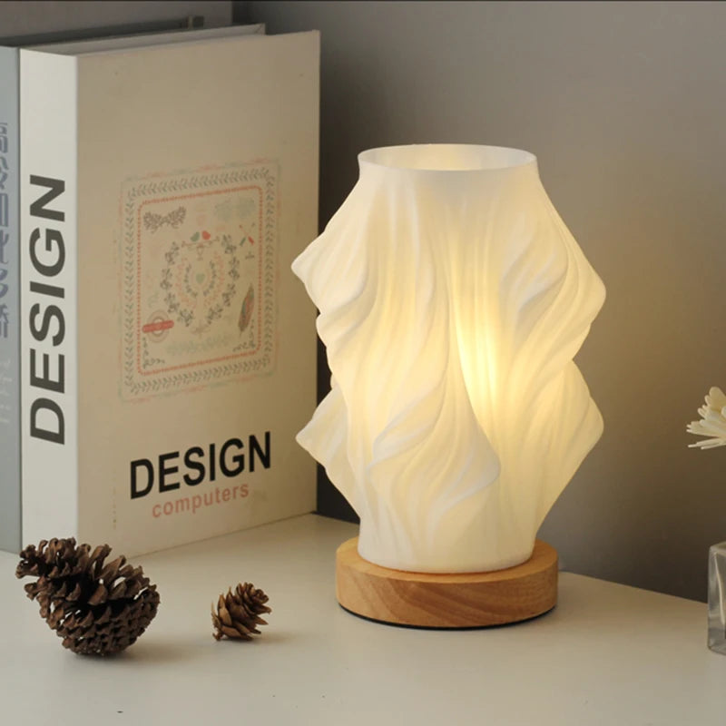 Bordslampa med vågformad LED-design på vit bakgrund