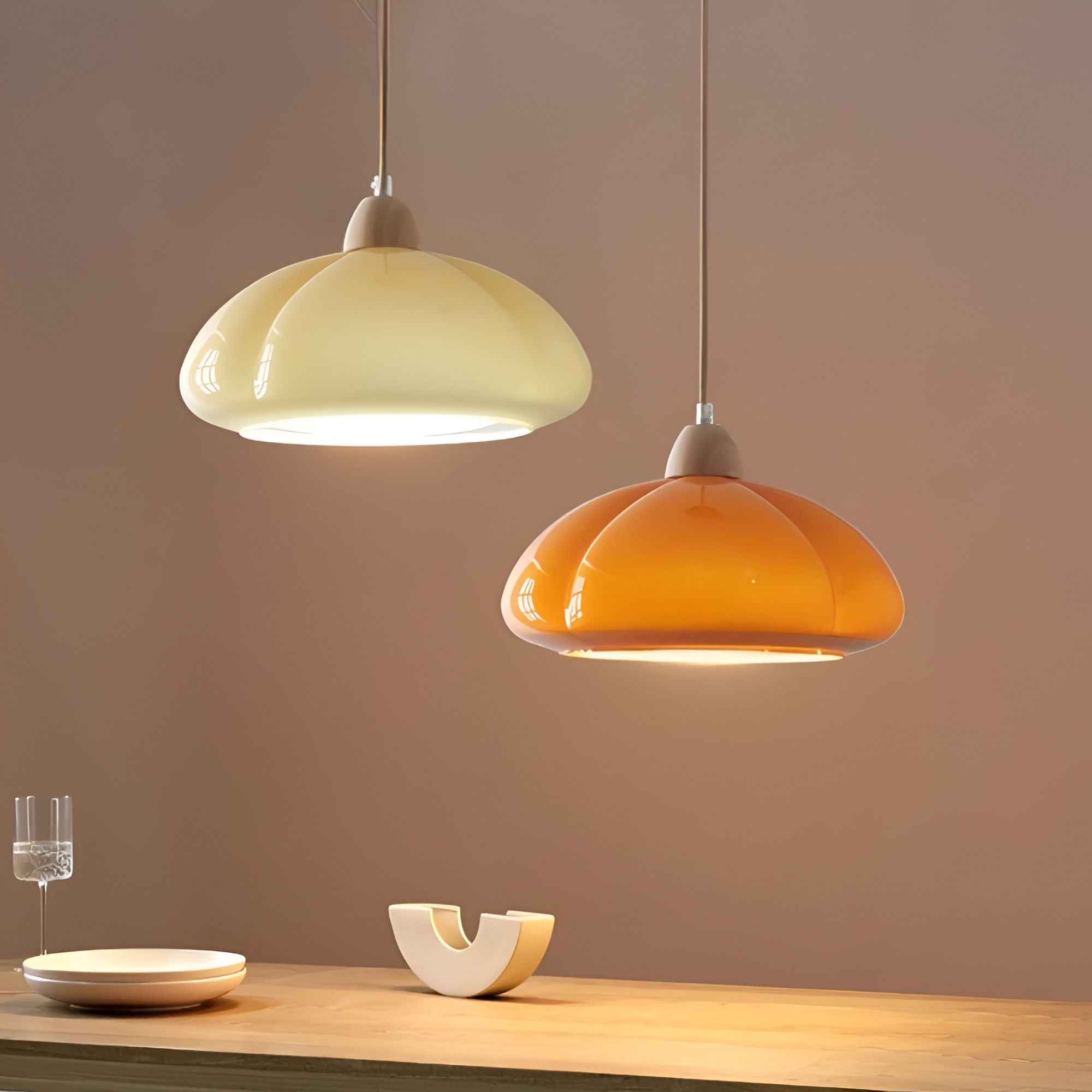 Pendellampa i retrostil - Pumpkin-inspirerad pendellampa i nordiskt glas och trä