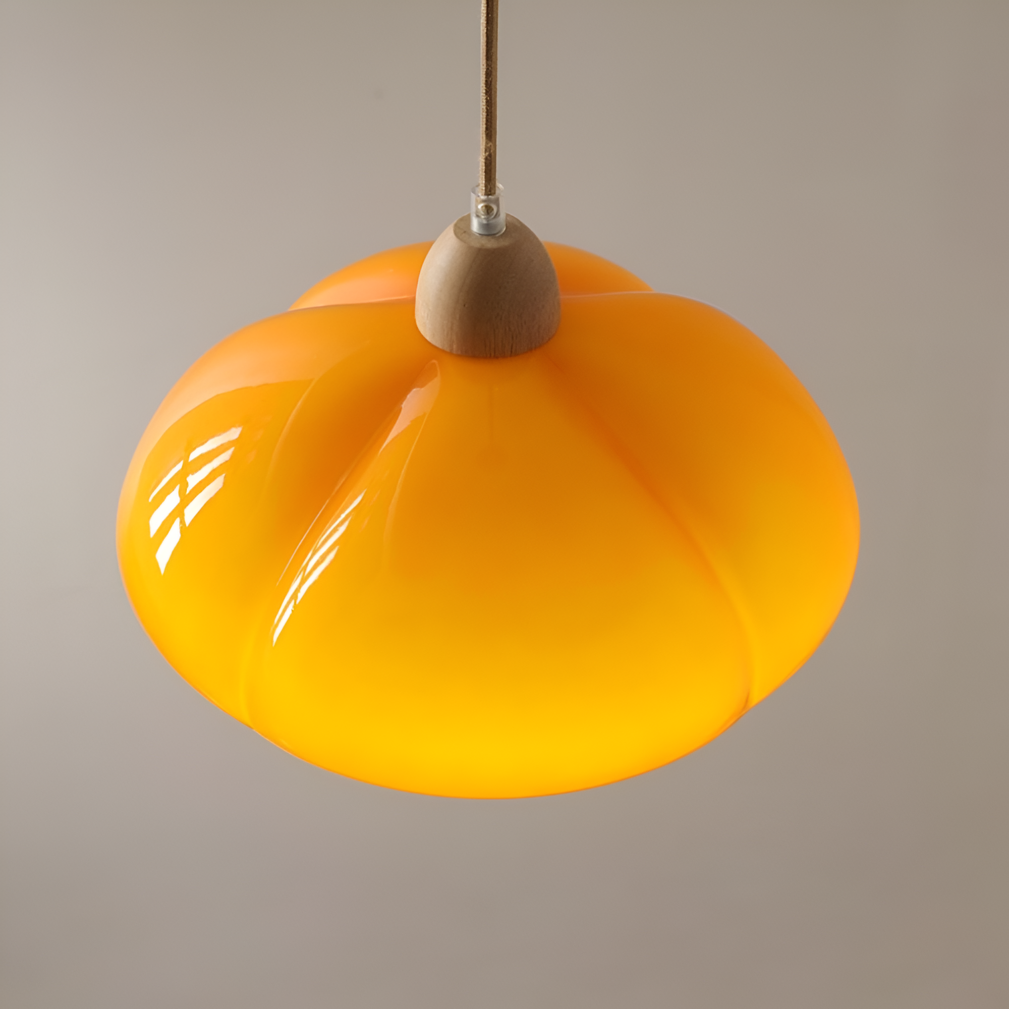 Pendellampa i retrostil - Pumpkin-inspirerad pendellampa i nordiskt glas och trä
