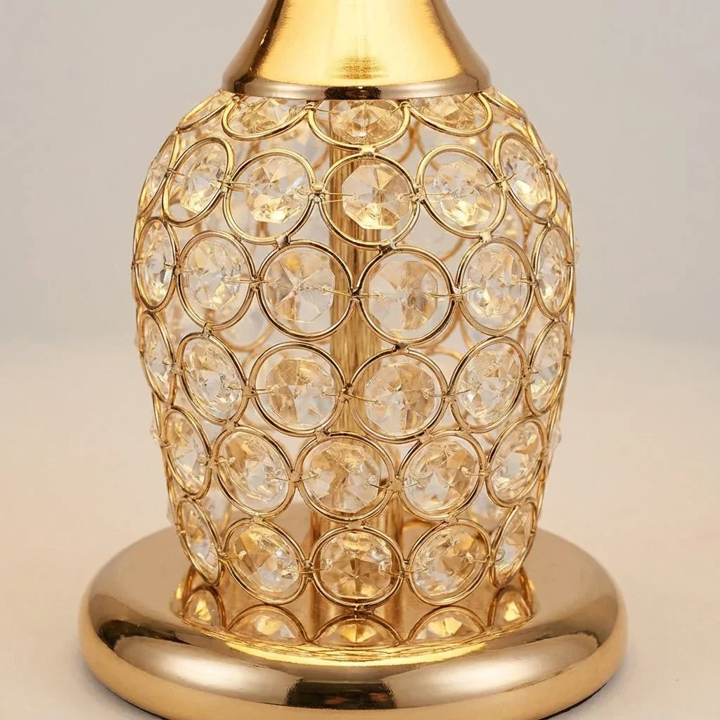 Kristallbordslampa med guld och trumskärm sedd framifrån