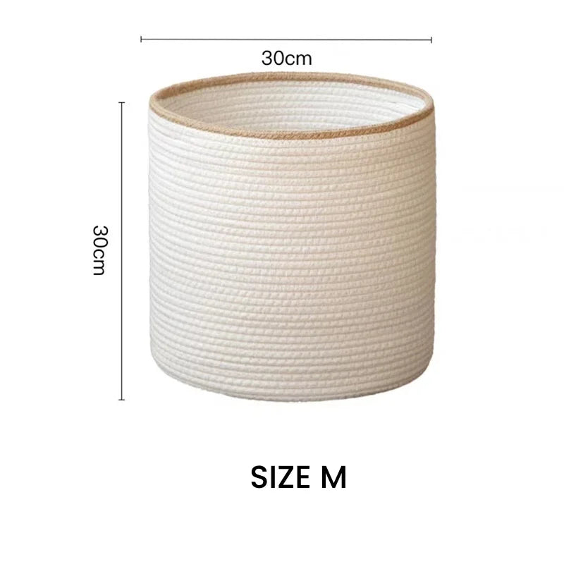 Vit förvaringskorg med beige kant placerad i ett ljust hem
