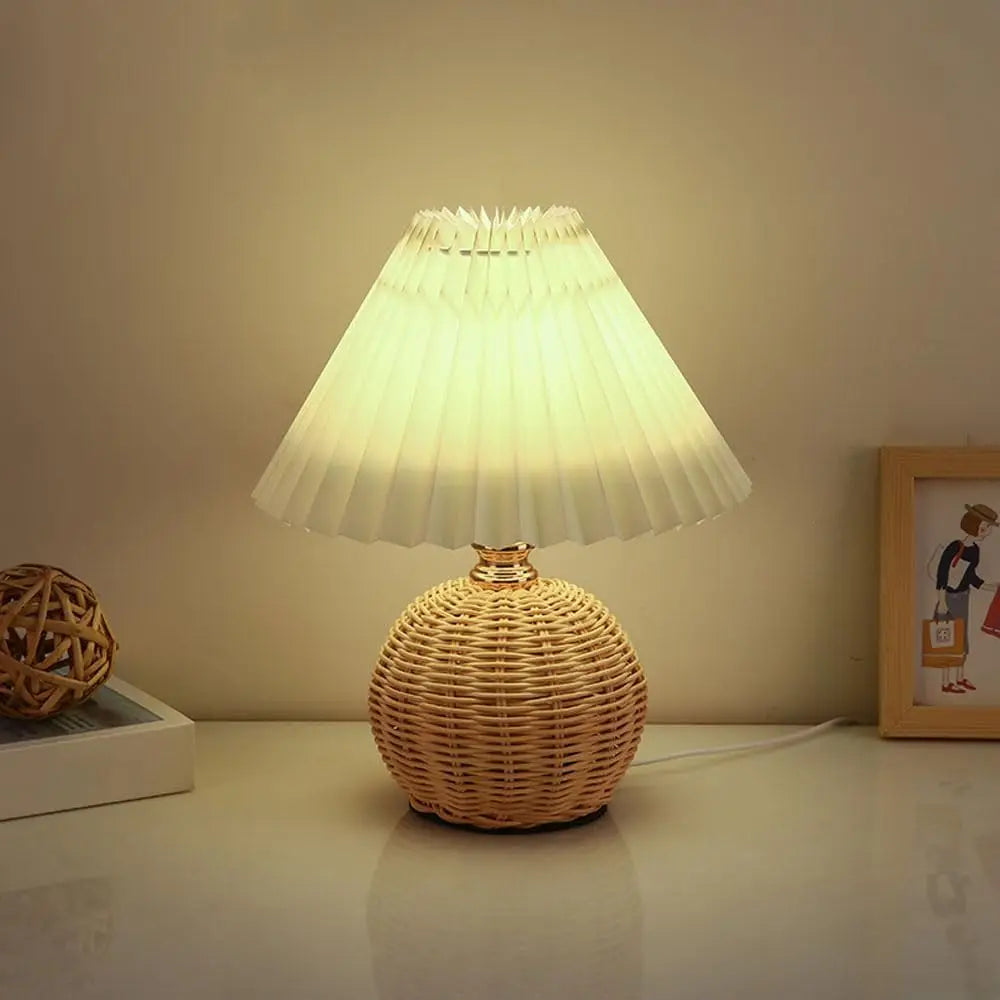 Sänglampa med dekorativ flätad detalj
