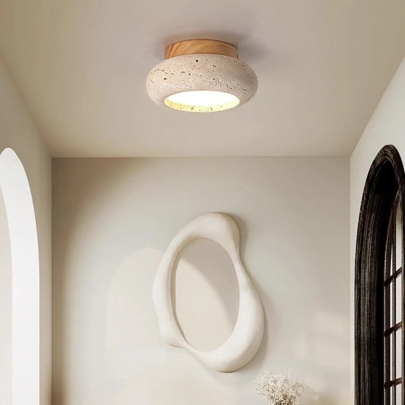 Modern plafondlampa i travertin och trä monterad i tak