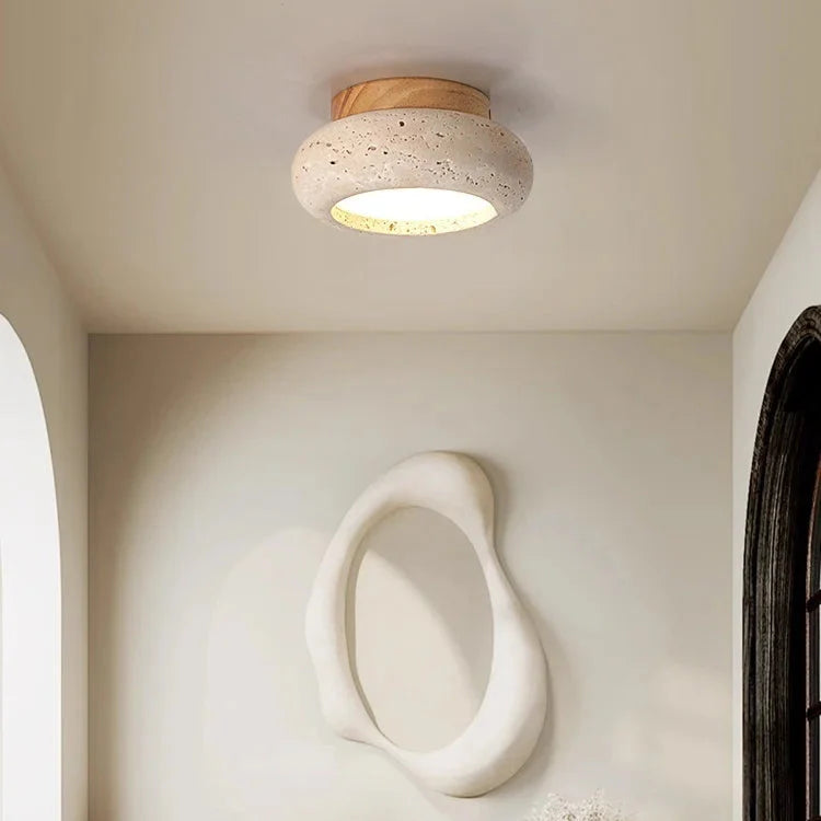Elegant plafondlampa i trä och travertin i minimalistisk interiör