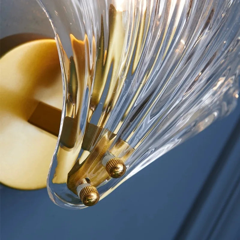 Tänd vägglampa i glas som ger mjuk och varm belysning