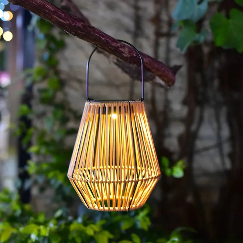 Solarlampa i rattanlook med LED-belysning för utomhusbruk