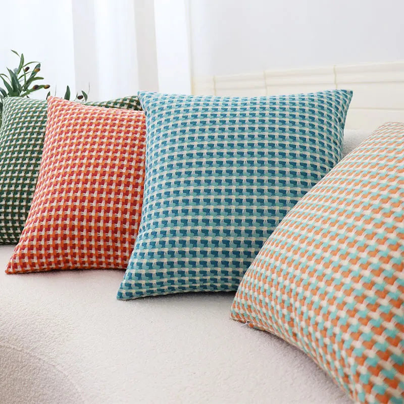 Kuddfodral 45x45 cm med geometriskt mönster i kontrastfärger framifrån