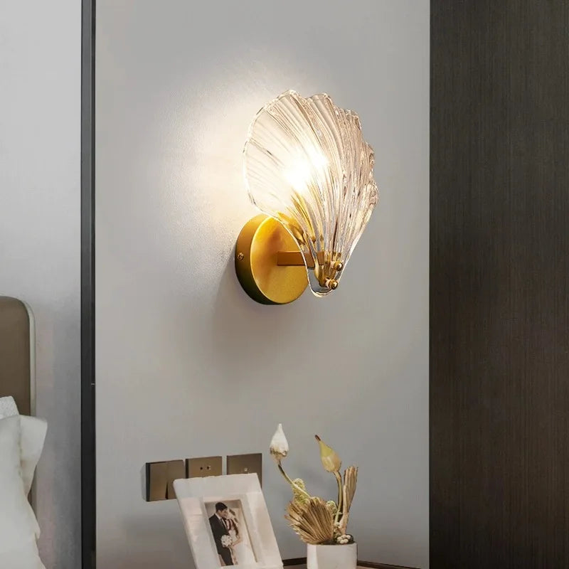 Vägglampa i glas sedd från sidan med väggfäste