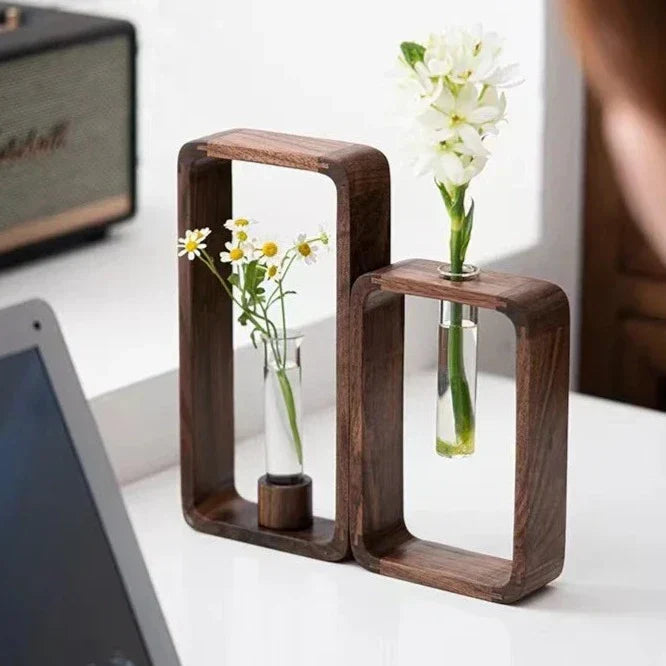 Modern sticklingsvas med flera glasrör och träställ
