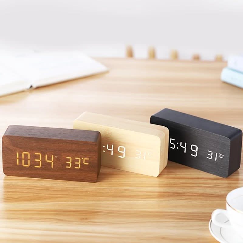 Digital väckarklocka som visar temperatur och tid på LED-displayen