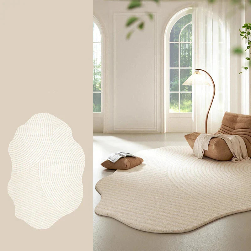 Organisk matta placerad bredvid soffa i stilrent rum
