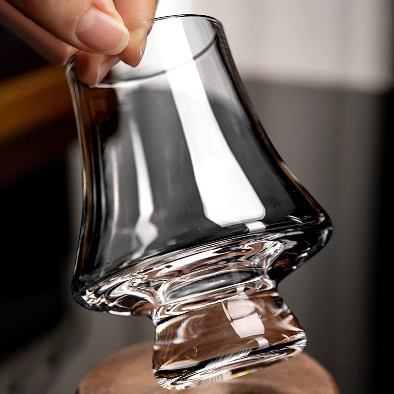 Glas för whisky på dukat bord