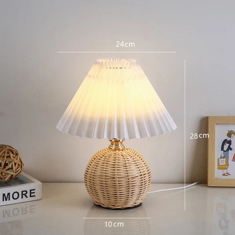 Närbild av sänglampans veckade lampskärm