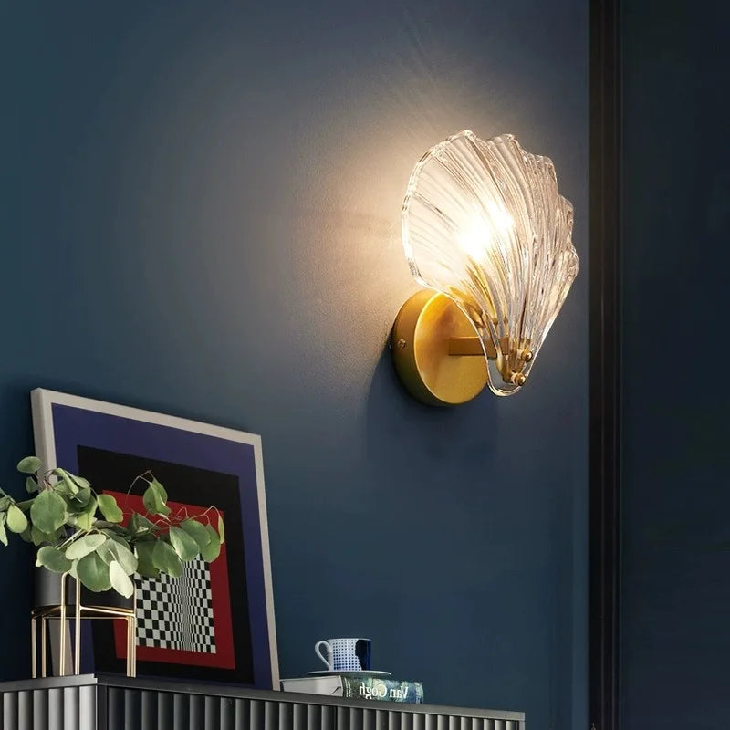 Elegant vägglampa i glas med dekorativ skärm i närbild