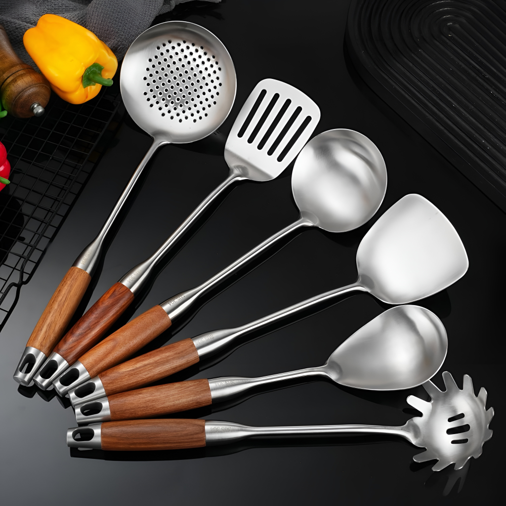 Köksredskapsset i Rostfritt Rtål, Silver, 6 delar – Köksredskap med Trähandtag – inkl. Stekspade, Slev och Pastaslev