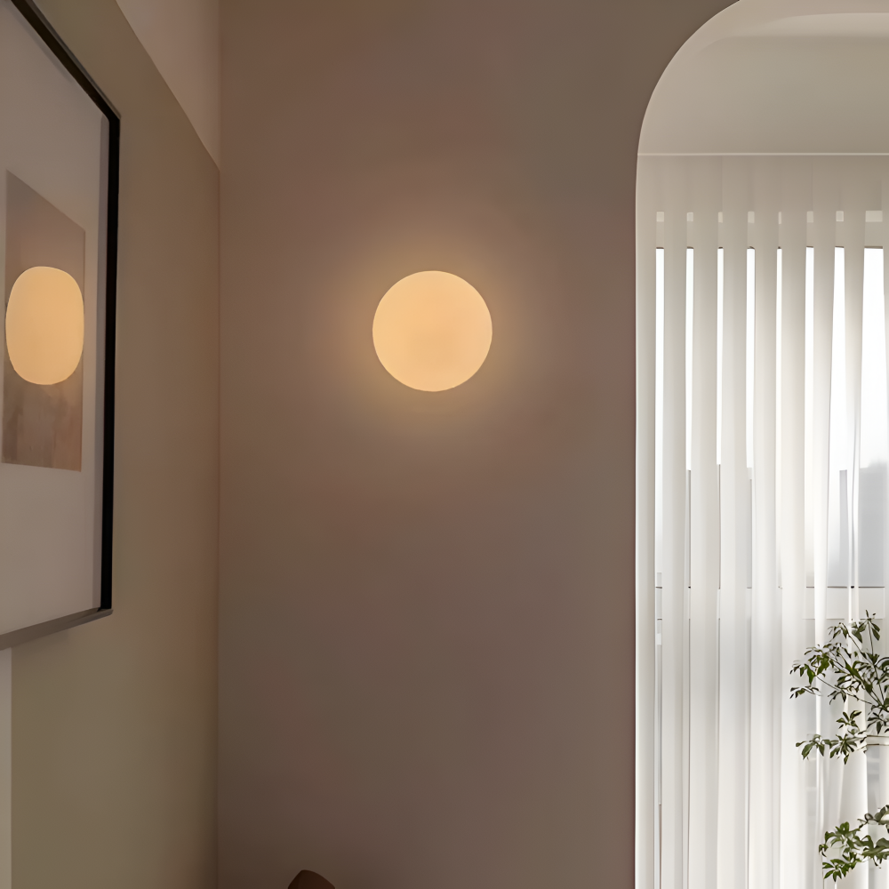 Elegant Vit Rund Vägglampa i Glas – Modern Belysning för Inredning