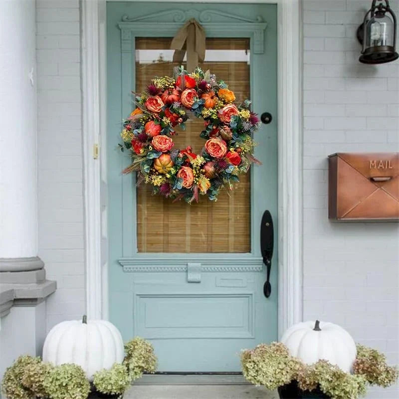 Dörrkrans med blommor och pumpor som välkomnande entrédekoration