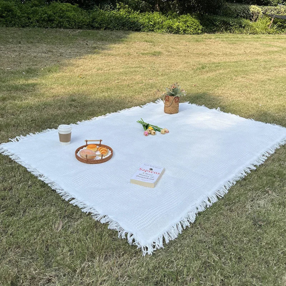 Bordsduk i bomull och linne stylad för picknick och dukning