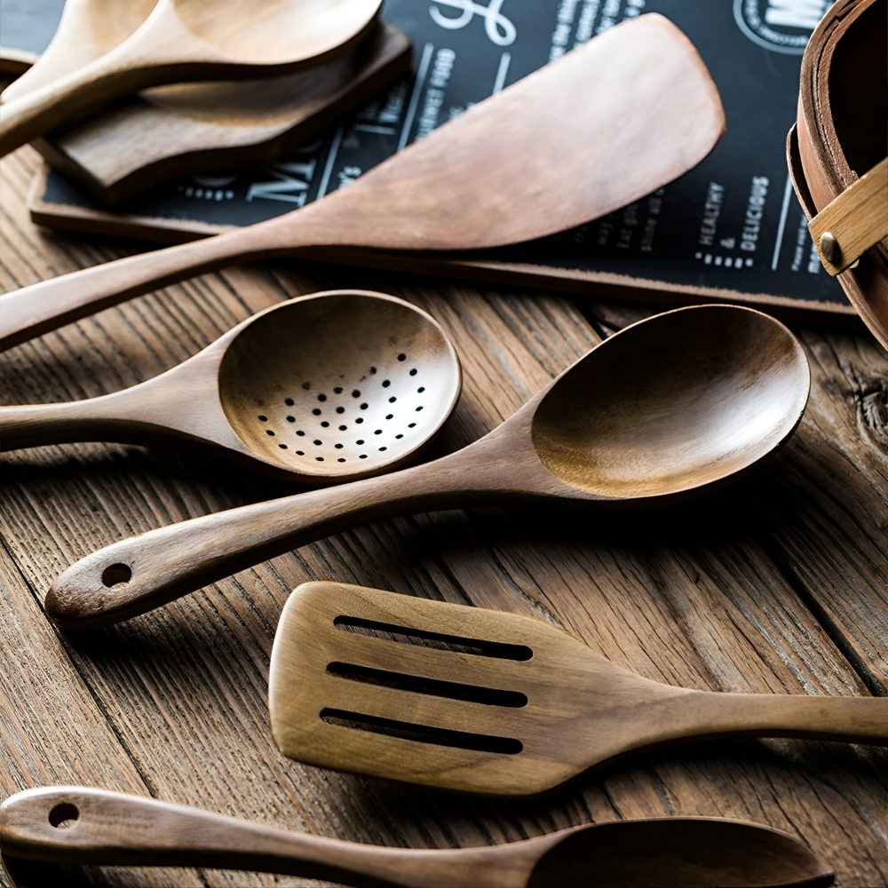 Köksredskapsset i Teakträ – 9 delar med Hållare och Skedstöd – Matlagningsskedar och Spatlar