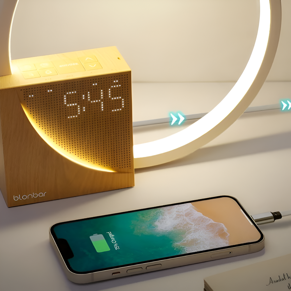UnivSync - Multifunktionell nattlampa med USB-port, snooze-funktion och väckarljus