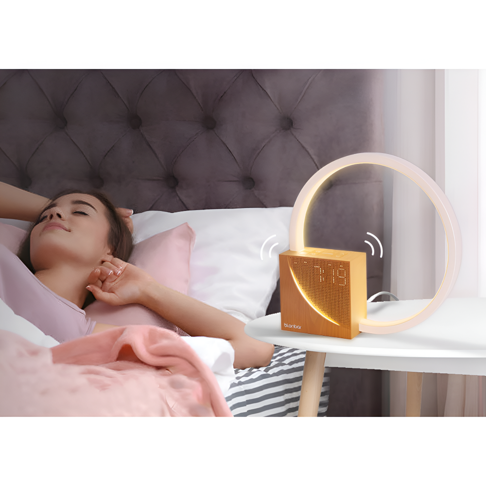 UnivSync - Multifunktionell nattlampa med USB-port, snooze-funktion och väckarljus
