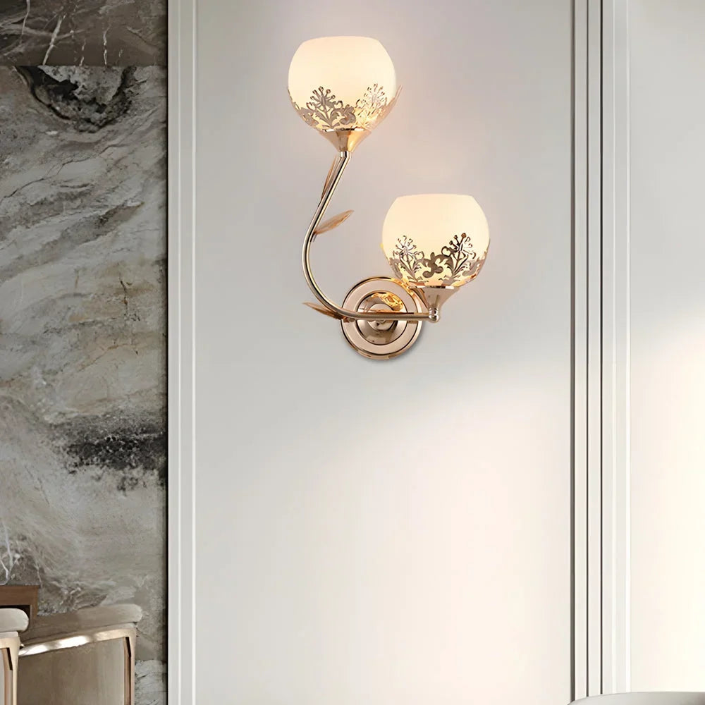 Närbild av vägglampans präglade glasskärm med blommig design