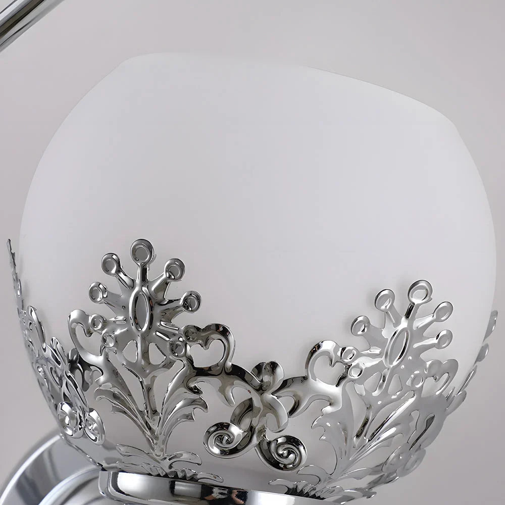 Präglat glas på en dekorativ vägglampa i närbild