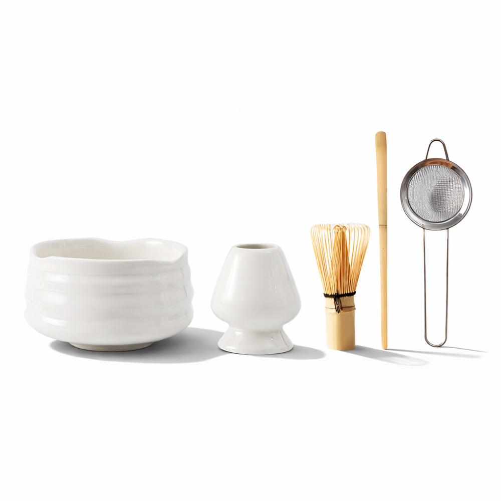 Vitt 5-delat Matcha-Set i Keramik & Bambu – Skål med hällpip, visp, hållare & sil – Japanskt te-tillbehör