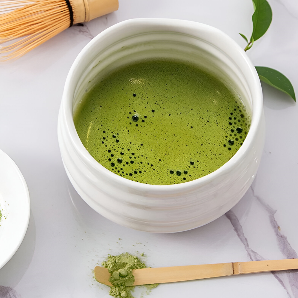 Vitt 5-delat Matcha-Set i Keramik & Bambu – Skål med hällpip, visp, hållare & sil – Japanskt te-tillbehör
