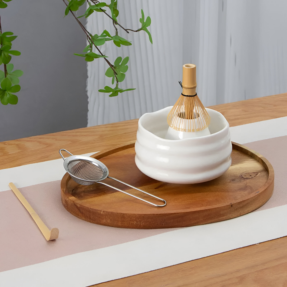 Vitt 5-delat Matcha-Set i Keramik & Bambu – Skål med hällpip, visp, hållare & sil – Japanskt te-tillbehör