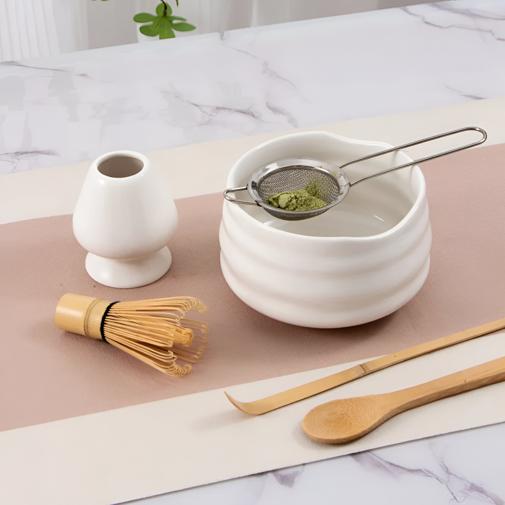 Vitt 5-delat Matcha-Set i Keramik & Bambu – Skål med hällpip, visp, hållare & sil – Japanskt te-tillbehör