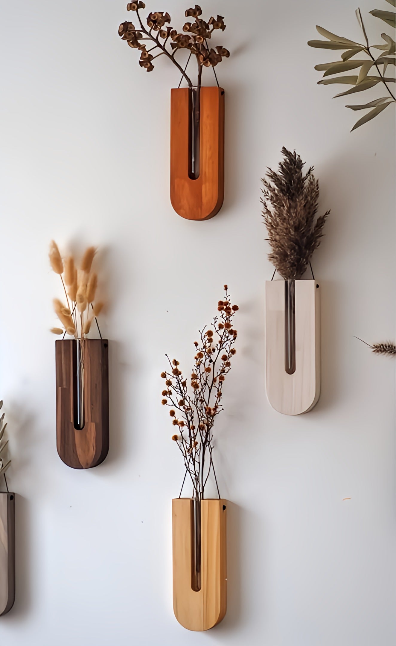 Set med väggmonterade blomsterhållare i trä, rustik design
