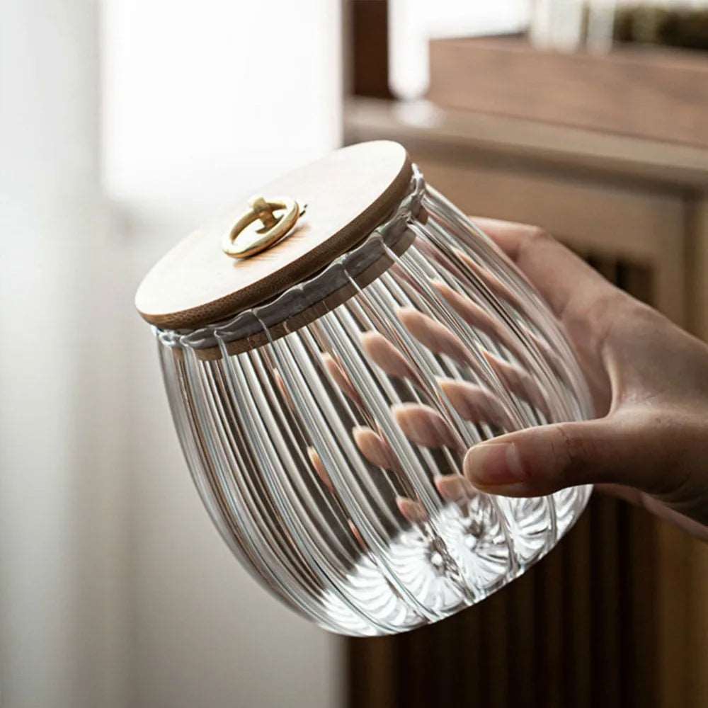 Glasburk med trälock för förvaring av mat och torrvaror