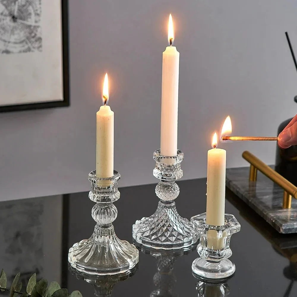 Närbild av stilren ljusstake i glas