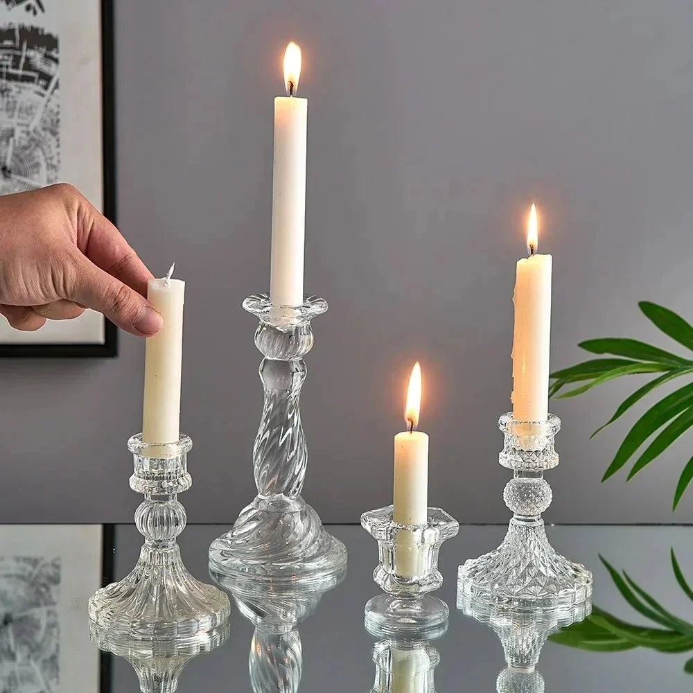 Fyra olika stilar av minimalistiska ljusstakar i glas