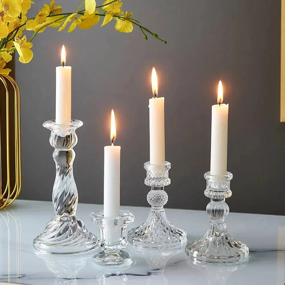 Glasljusstake med cylinderljus som bordsdekoration