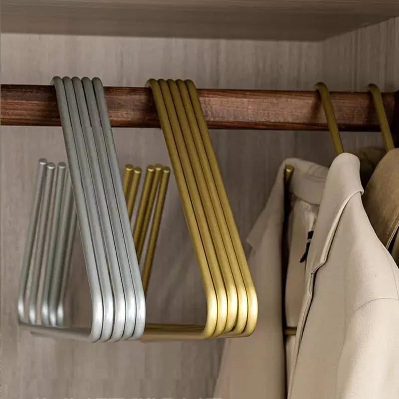 Triangelformade klädhängare samlade i ett praktiskt 5-pack