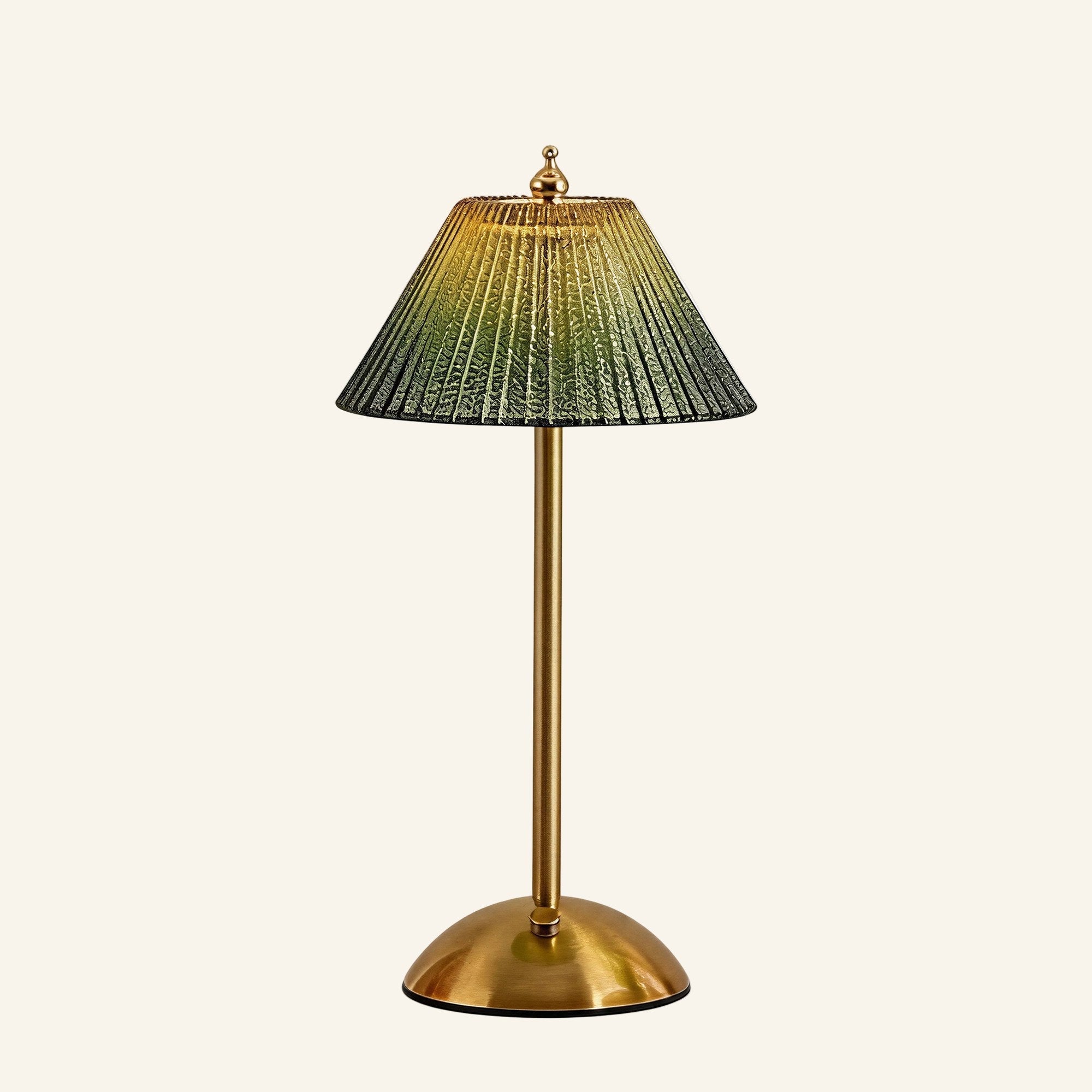 Sladdlös bordslampa med plisserad grön glasskärm och mässingsfärgad fot
