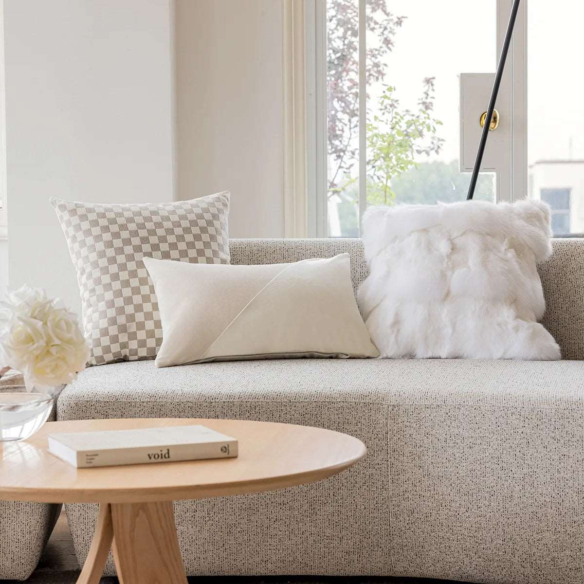 Dekorationskudde i beige med franskinspirerad klassisk design