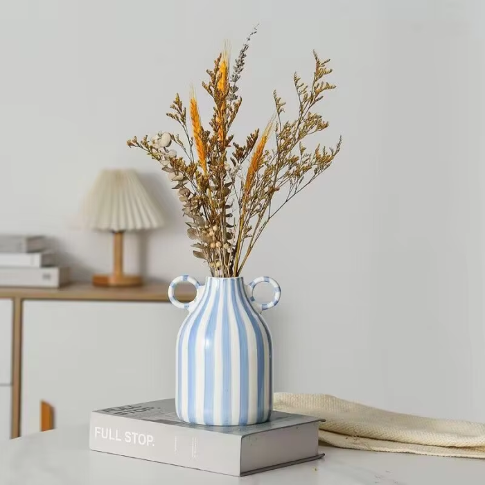 Keramiskt vas med randig design
