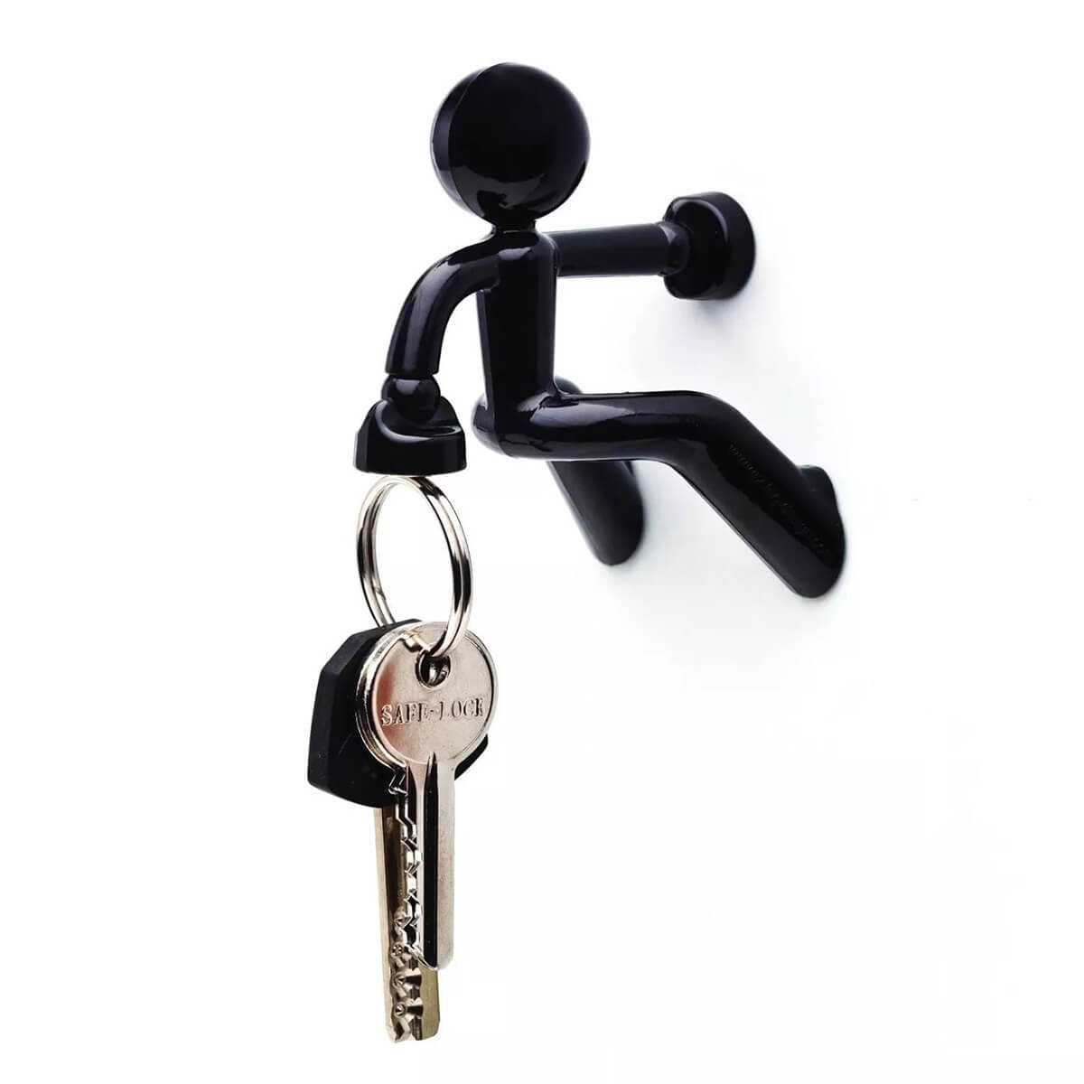Närbild av magnetisk nyckelhållare med nycklar fästa